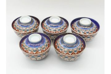 江戸〜明治期　古伊万里　こうもり　約11cm　3.5寸　鮮やかな色彩が魅力的な蓋付き茶碗5客セット(花、蝙蝠、色絵染付、蓋茶碗、金彩、金襴手、器、どんぶり、陶器、和食器、三寸五分)(R-079011)