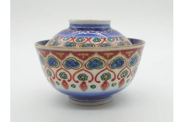 江戸〜明治期　古伊万里　こうもり　約11cm　3.5寸　鮮やかな色彩が魅力的な蓋付き茶碗5客セット(花、蝙蝠、色絵染付、蓋茶碗、金彩、金襴手、器、どんぶり、陶器、和食器、三寸五分)(R-079011)