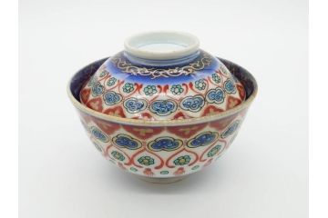 江戸〜明治期　古伊万里　こうもり　約11cm　3.5寸　鮮やかな色彩が魅力的な蓋付き茶碗5客セット(花、蝙蝠、色絵染付、蓋茶碗、金彩、金襴手、器、どんぶり、陶器、和食器、三寸五分)(R-079011)