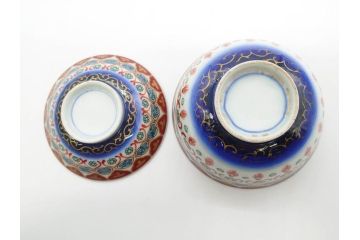 江戸〜明治期　古伊万里　こうもり　約11cm　3.5寸　鮮やかな色彩が魅力的な蓋付き茶碗5客セット(花、蝙蝠、色絵染付、蓋茶碗、金彩、金襴手、器、どんぶり、陶器、和食器、三寸五分)(R-079011)