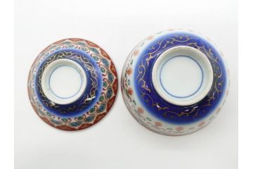 江戸〜明治期　古伊万里　こうもり　約11cm　3.5寸　鮮やかな色彩が魅力的な蓋付き茶碗5客セット(花、蝙蝠、色絵染付、蓋茶碗、金彩、金襴手、器、どんぶり、陶器、和食器、三寸五分)(R-079011)