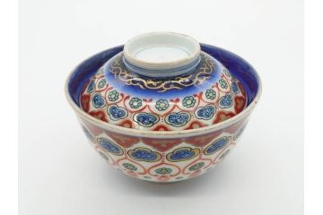 江戸〜明治期　古伊万里　こうもり　約11cm　3.5寸　鮮やかな色彩が魅力的な蓋付き茶碗5客セット(花、蝙蝠、色絵染付、蓋茶碗、金彩、金襴手、器、どんぶり、陶器、和食器、三寸五分)(R-079011)