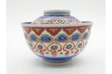 江戸〜明治期　古伊万里　こうもり　約11cm　3.5寸　鮮やかな色彩が魅力的な蓋付き茶碗5客セット(花、蝙蝠、色絵染付、蓋茶碗、金彩、金襴手、器、どんぶり、陶器、和食器、三寸五分)(R-079011)