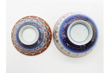 江戸〜明治期　古伊万里　こうもり　約11cm　3.5寸　鮮やかな色彩が魅力的な蓋付き茶碗5客セット(花、蝙蝠、色絵染付、蓋茶碗、金彩、金襴手、器、どんぶり、陶器、和食器、三寸五分)(R-079011)