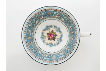 イギリス　WEDGWOOD(ウェッジウッド)　FLORENTINE TURQUOISE(フロレンティーン ターコイズ)　優雅な一時を過ごせるトリオセット2客&カップ&ソーサー1客セット(グロテスク文様、フルーツ、果物、C&S、プレート、皿、洋食器、英国)(R-079016)