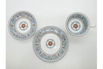 イギリス　WEDGWOOD(ウェッジウッド)　FLORENTINE TURQUOISE(フロレンティーン ターコイズ)　優雅な一時を過ごせるトリオセット2客&カップ&ソーサー1客セット(グロテスク文様、フルーツ、果物、C&S、プレート、皿、洋食器、英国)(R-079016)