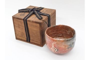 時代物　茶碗師 楽吉左衛門　鶴絵　約12cm　3.9寸　柔らかみと落ち着いた佇まいが魅力の赤茶碗(玄中、茶道具、茶陶、楽焼、裏印、共箱付き、和食器、三寸九分)(R-079017)　