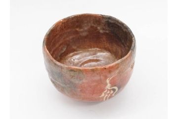 時代物　茶碗師 楽吉左衛門　鶴絵　約12cm　3.9寸　柔らかみと落ち着いた佇まいが魅力の赤茶碗(玄中、茶道具、茶陶、楽焼、裏印、共箱付き、和食器、三寸九分)(R-079017)　