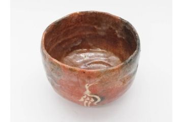 時代物　茶碗師 楽吉左衛門　鶴絵　約12cm　3.9寸　柔らかみと落ち着いた佇まいが魅力の赤茶碗(玄中、茶道具、茶陶、楽焼、裏印、共箱付き、和食器、三寸九分)(R-079017)　
