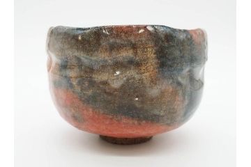 時代物　茶碗師 楽吉左衛門　鶴絵　約12cm　3.9寸　柔らかみと落ち着いた佇まいが魅力の赤茶碗(玄中、茶道具、茶陶、楽焼、裏印、共箱付き、和食器、三寸九分)(R-079017)　