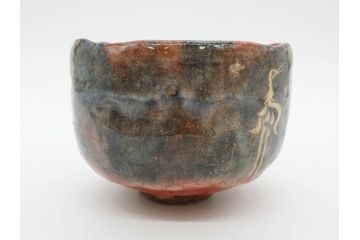 時代物　茶碗師 楽吉左衛門　鶴絵　約12cm　3.9寸　柔らかみと落ち着いた佇まいが魅力の赤茶碗(玄中、茶道具、茶陶、楽焼、裏印、共箱付き、和食器、三寸九分)(R-079017)　