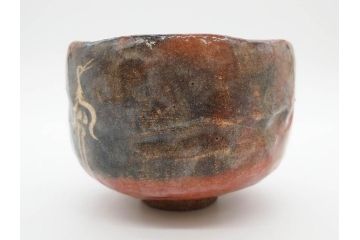 時代物　茶碗師 楽吉左衛門　鶴絵　約12cm　3.9寸　柔らかみと落ち着いた佇まいが魅力の赤茶碗(玄中、茶道具、茶陶、楽焼、裏印、共箱付き、和食器、三寸九分)(R-079017)　