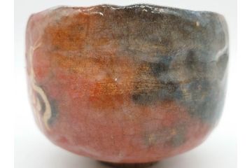 時代物　茶碗師 楽吉左衛門　鶴絵　約12cm　3.9寸　柔らかみと落ち着いた佇まいが魅力の赤茶碗(玄中、茶道具、茶陶、楽焼、裏印、共箱付き、和食器、三寸九分)(R-079017)　
