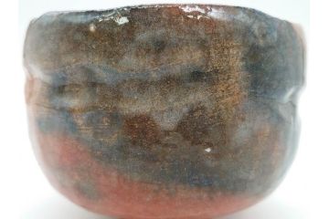 時代物　茶碗師 楽吉左衛門　鶴絵　約12cm　3.9寸　柔らかみと落ち着いた佇まいが魅力の赤茶碗(玄中、茶道具、茶陶、楽焼、裏印、共箱付き、和食器、三寸九分)(R-079017)　