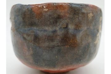 時代物　茶碗師 楽吉左衛門　鶴絵　約12cm　3.9寸　柔らかみと落ち着いた佇まいが魅力の赤茶碗(玄中、茶道具、茶陶、楽焼、裏印、共箱付き、和食器、三寸九分)(R-079017)　
