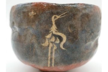 時代物　茶碗師 楽吉左衛門　鶴絵　約12cm　3.9寸　柔らかみと落ち着いた佇まいが魅力の赤茶碗(玄中、茶道具、茶陶、楽焼、裏印、共箱付き、和食器、三寸九分)(R-079017)　