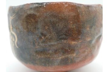 時代物　茶碗師 楽吉左衛門　鶴絵　約12cm　3.9寸　柔らかみと落ち着いた佇まいが魅力の赤茶碗(玄中、茶道具、茶陶、楽焼、裏印、共箱付き、和食器、三寸九分)(R-079017)　