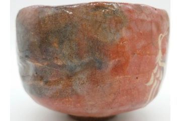 時代物　茶碗師 楽吉左衛門　鶴絵　約12cm　3.9寸　柔らかみと落ち着いた佇まいが魅力の赤茶碗(玄中、茶道具、茶陶、楽焼、裏印、共箱付き、和食器、三寸九分)(R-079017)　