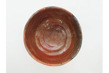 時代物　茶碗師 楽吉左衛門　鶴絵　約12cm　3.9寸　柔らかみと落ち着いた佇まいが魅力の赤茶碗(玄中、茶道具、茶陶、楽焼、裏印、共箱付き、和食器、三寸九分)(R-079017)　