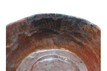 時代物　茶碗師 楽吉左衛門　鶴絵　約12cm　3.9寸　柔らかみと落ち着いた佇まいが魅力の赤茶碗(玄中、茶道具、茶陶、楽焼、裏印、共箱付き、和食器、三寸九分)(R-079017)　