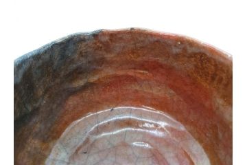 時代物　茶碗師 楽吉左衛門　鶴絵　約12cm　3.9寸　柔らかみと落ち着いた佇まいが魅力の赤茶碗(玄中、茶道具、茶陶、楽焼、裏印、共箱付き、和食器、三寸九分)(R-079017)　