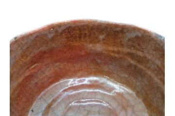 時代物　茶碗師 楽吉左衛門　鶴絵　約12cm　3.9寸　柔らかみと落ち着いた佇まいが魅力の赤茶碗(玄中、茶道具、茶陶、楽焼、裏印、共箱付き、和食器、三寸九分)(R-079017)　