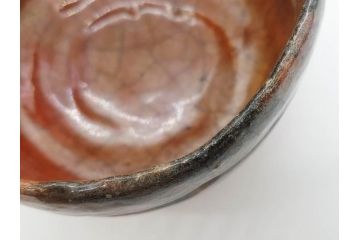 時代物　茶碗師 楽吉左衛門　鶴絵　約12cm　3.9寸　柔らかみと落ち着いた佇まいが魅力の赤茶碗(玄中、茶道具、茶陶、楽焼、裏印、共箱付き、和食器、三寸九分)(R-079017)　