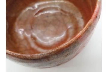時代物　茶碗師 楽吉左衛門　鶴絵　約12cm　3.9寸　柔らかみと落ち着いた佇まいが魅力の赤茶碗(玄中、茶道具、茶陶、楽焼、裏印、共箱付き、和食器、三寸九分)(R-079017)　
