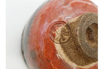 時代物　茶碗師 楽吉左衛門　鶴絵　約12cm　3.9寸　柔らかみと落ち着いた佇まいが魅力の赤茶碗(玄中、茶道具、茶陶、楽焼、裏印、共箱付き、和食器、三寸九分)(R-079017)　