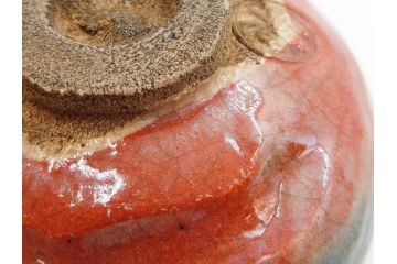 時代物　茶碗師 楽吉左衛門　鶴絵　約12cm　3.9寸　柔らかみと落ち着いた佇まいが魅力の赤茶碗(玄中、茶道具、茶陶、楽焼、裏印、共箱付き、和食器、三寸九分)(R-079017)　