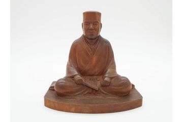 木彫　丹念に彫られ粛然たる佇まいが伝わってくる利休像(古美術、坐像、木製、彫刻、茶人、茶道具、置物、ディスプレイ、共箱付き、在銘作家物)(R-079018)
