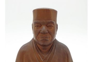木彫　丹念に彫られ粛然たる佇まいが伝わってくる利休像(古美術、坐像、木製、彫刻、茶人、茶道具、置物、ディスプレイ、共箱付き、在銘作家物)(R-079018)