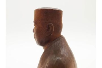 木彫　丹念に彫られ粛然たる佇まいが伝わってくる利休像(古美術、坐像、木製、彫刻、茶人、茶道具、置物、ディスプレイ、共箱付き、在銘作家物)(R-079018)