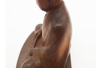 木彫　丹念に彫られ粛然たる佇まいが伝わってくる利休像(古美術、坐像、木製、彫刻、茶人、茶道具、置物、ディスプレイ、共箱付き、在銘作家物)(R-079018)