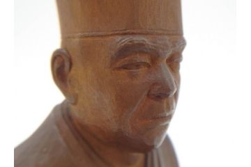 木彫　丹念に彫られ粛然たる佇まいが伝わってくる利休像(古美術、坐像、木製、彫刻、茶人、茶道具、置物、ディスプレイ、共箱付き、在銘作家物)(R-079018)
