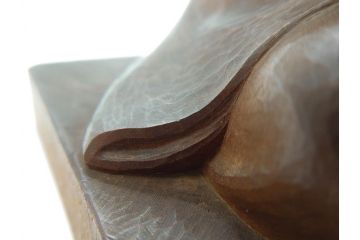 木彫　丹念に彫られ粛然たる佇まいが伝わってくる利休像(古美術、坐像、木製、彫刻、茶人、茶道具、置物、ディスプレイ、共箱付き、在銘作家物)(R-079018)