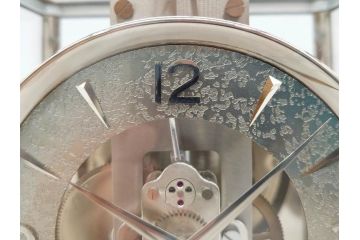 スイス　JAEGER-LECOULTRE(ジャガー・ルクルト)　ATMOS(アトモス)　METAL CALIBER 526-5　スタイリッシュなデザインと機能性を兼ね備えた置き時計(空気時計、ガス、半永久、使用説明書付き)(R-079019)