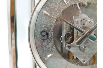 スイス　JAEGER-LECOULTRE(ジャガー・ルクルト)　ATMOS(アトモス)　METAL CALIBER 526-5　スタイリッシュなデザインと機能性を兼ね備えた置き時計(空気時計、ガス、半永久、使用説明書付き)(R-079019)