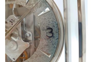 スイス　JAEGER-LECOULTRE(ジャガー・ルクルト)　ATMOS(アトモス)　METAL CALIBER 526-5　スタイリッシュなデザインと機能性を兼ね備えた置き時計(空気時計、ガス、半永久、使用説明書付き)(R-079019)