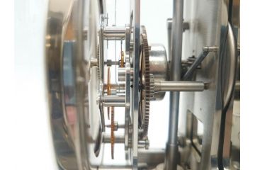 スイス　JAEGER-LECOULTRE(ジャガー・ルクルト)　ATMOS(アトモス)　METAL CALIBER 526-5　スタイリッシュなデザインと機能性を兼ね備えた置き時計(空気時計、ガス、半永久、使用説明書付き)(R-079019)