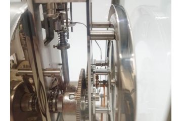 スイス　JAEGER-LECOULTRE(ジャガー・ルクルト)　ATMOS(アトモス)　METAL CALIBER 526-5　スタイリッシュなデザインと機能性を兼ね備えた置き時計(空気時計、ガス、半永久、使用説明書付き)(R-079019)