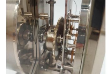 スイス　JAEGER-LECOULTRE(ジャガー・ルクルト)　ATMOS(アトモス)　METAL CALIBER 526-5　スタイリッシュなデザインと機能性を兼ね備えた置き時計(空気時計、ガス、半永久、使用説明書付き)(R-079019)