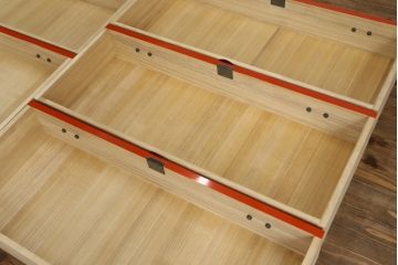 中古　広島・府中家具　松創(MATSUSO・マツソウ)　総桐(キリ)材　上品な朱塗りが目を引く雅な衣装箪笥(総桐箪笥、収納タンス、和たんす、サイドボード、サイドチェスト、引き出し)(定価推定約200万円)(R-079023)