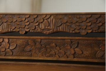 中古　美品　軽井沢彫り　満開の桜の彫刻をあしらった優美なドレッシングチェスト(ドレッサー、鏡台、引き出し、化粧台、サイドチェスト)(R-079024)
