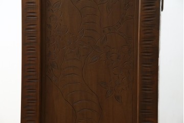 中古　美品　軽井沢彫り　満開の桜の彫刻をあしらった優美なドレッシングチェスト　(R-079024)