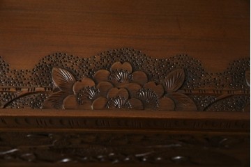 中古　美品　軽井沢彫り　満開の桜の彫刻をあしらった優美なドレッシングチェスト　(R-079024)