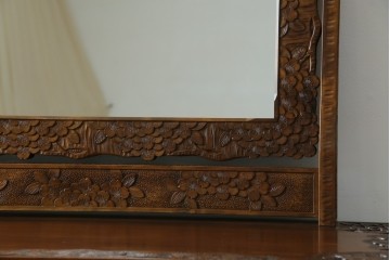 中古　美品　軽井沢彫り　満開の桜の彫刻をあしらった優美なドレッシングチェスト　(R-079024)