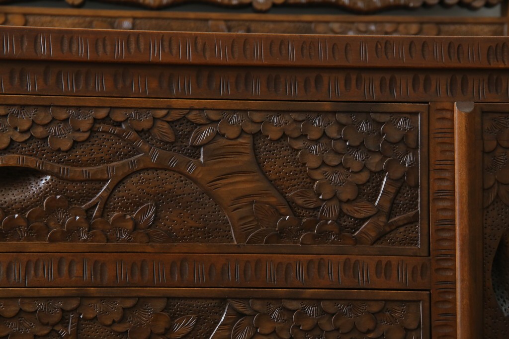 中古　美品　軽井沢彫り　満開の桜の彫刻をあしらった優美なドレッシングチェスト　(R-079024)