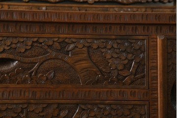 中古　美品　軽井沢彫り　満開の桜の彫刻をあしらった優美なドレッシングチェスト　(R-079024)