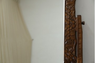 中古　美品　軽井沢彫り　満開の桜の彫刻をあしらった優美なドレッシングチェスト　(R-079024)